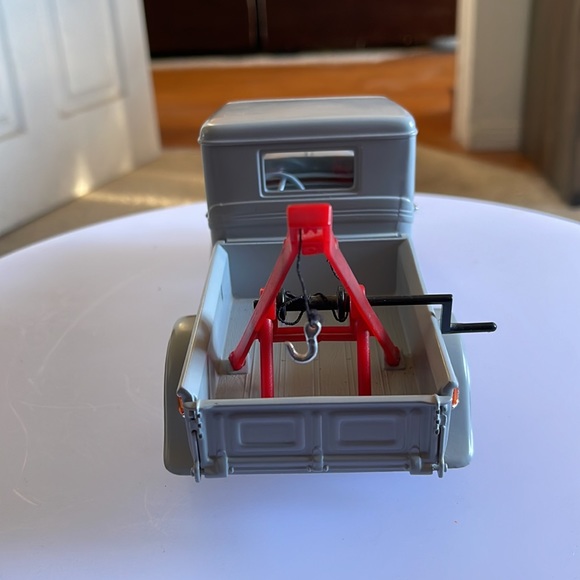 Vintage Road Legends 1/18 92257-1934 Ford Pick-up Wrecker-Grey. - Picture 3 of 13